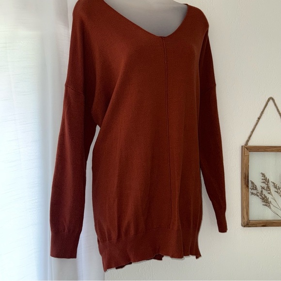 Elegant V-Neck Sweater in Terracotta Color
From Ninexis Size M/L 50% Rayon - Picture 3 of 9